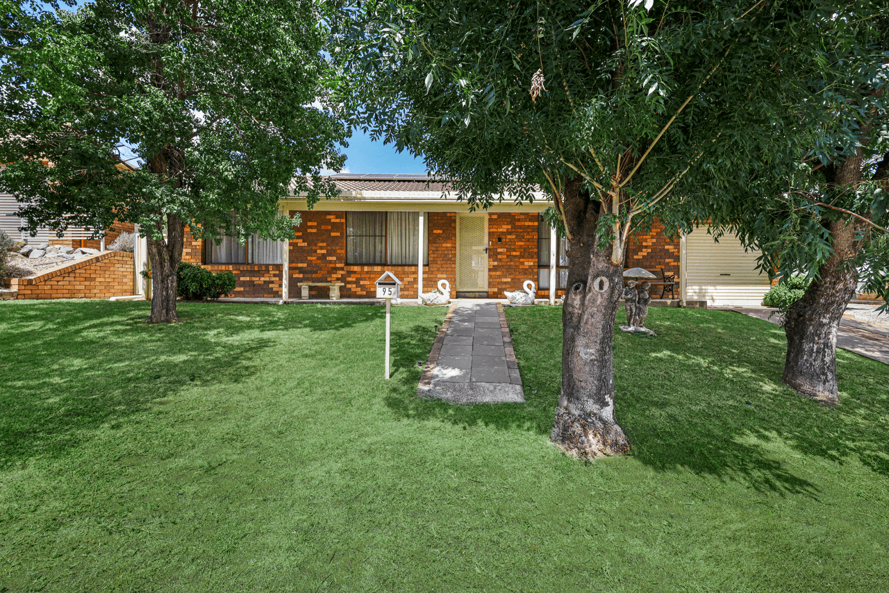 95 Lemon Gums Drive, TAMWORTH, NSW 2340