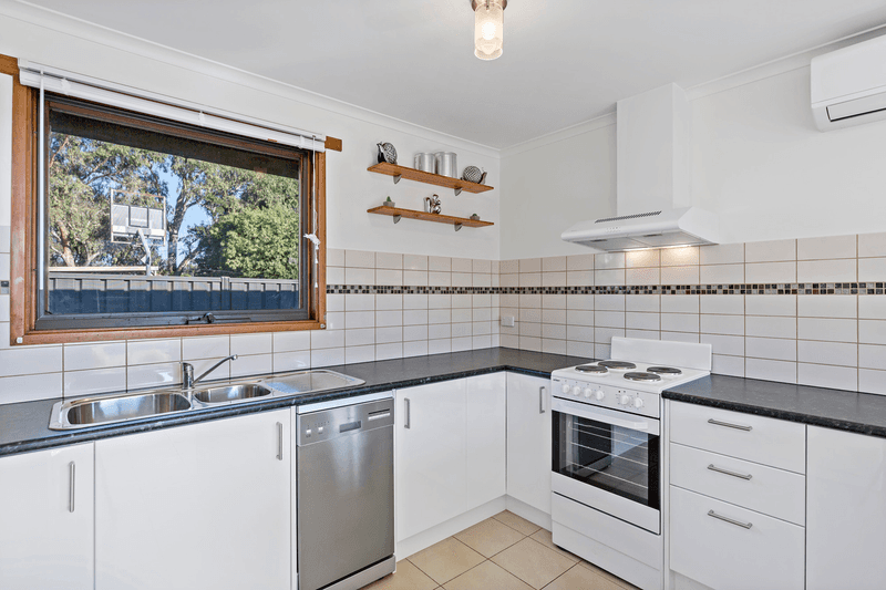 2/9 Crusoe Road, KANGAROO FLAT, VIC 3555