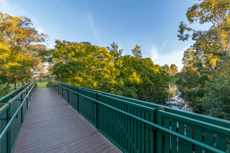 10 Clear River Boulevard, ASHMORE, QLD 4214