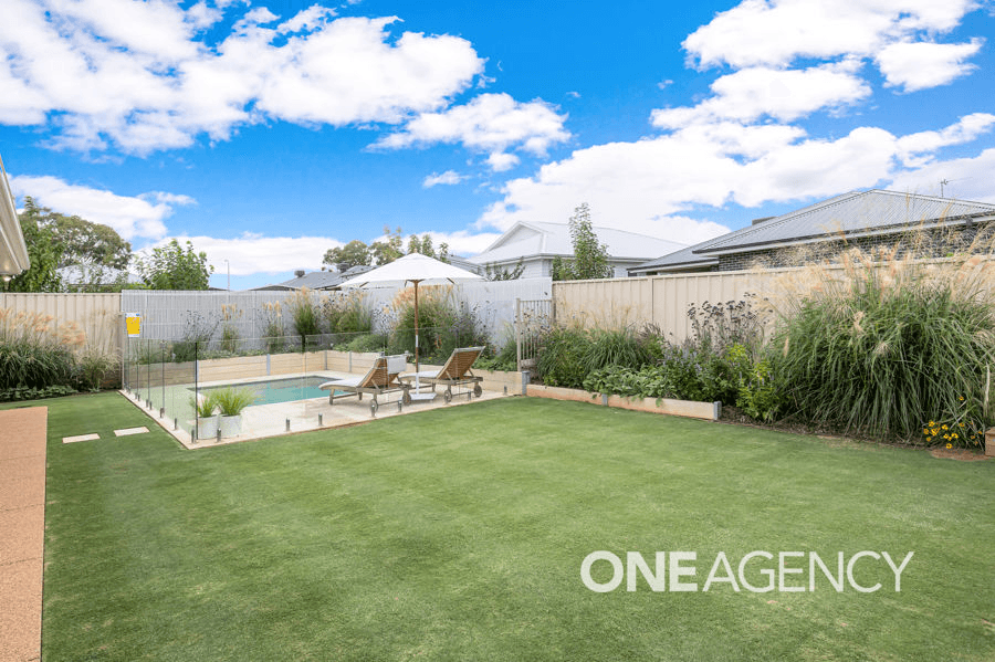 19 JIMBEROO LOOP, GOBBAGOMBALIN, NSW 2650