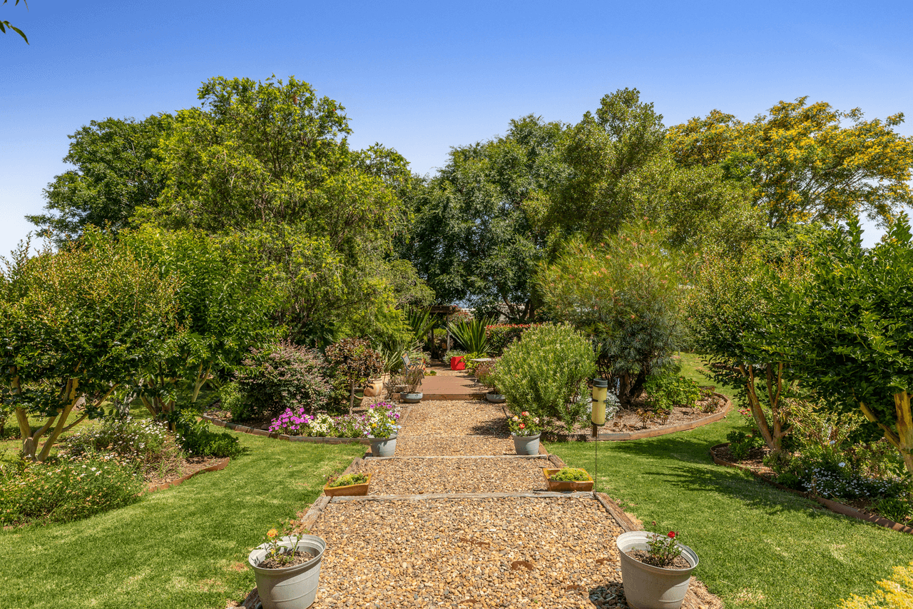12 Fairview Crescent, HIGHFIELDS, QLD 4352