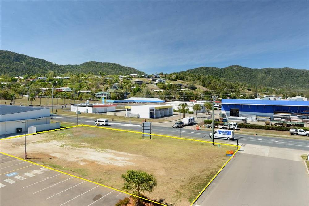 Reef Plaza Cnr Shute Harbour Rd/Paluma Rd, CANNONVALE, QLD 4802