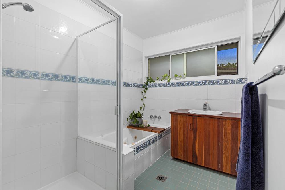 19 Cairns Avenue, Palm Beach, QLD 4221
