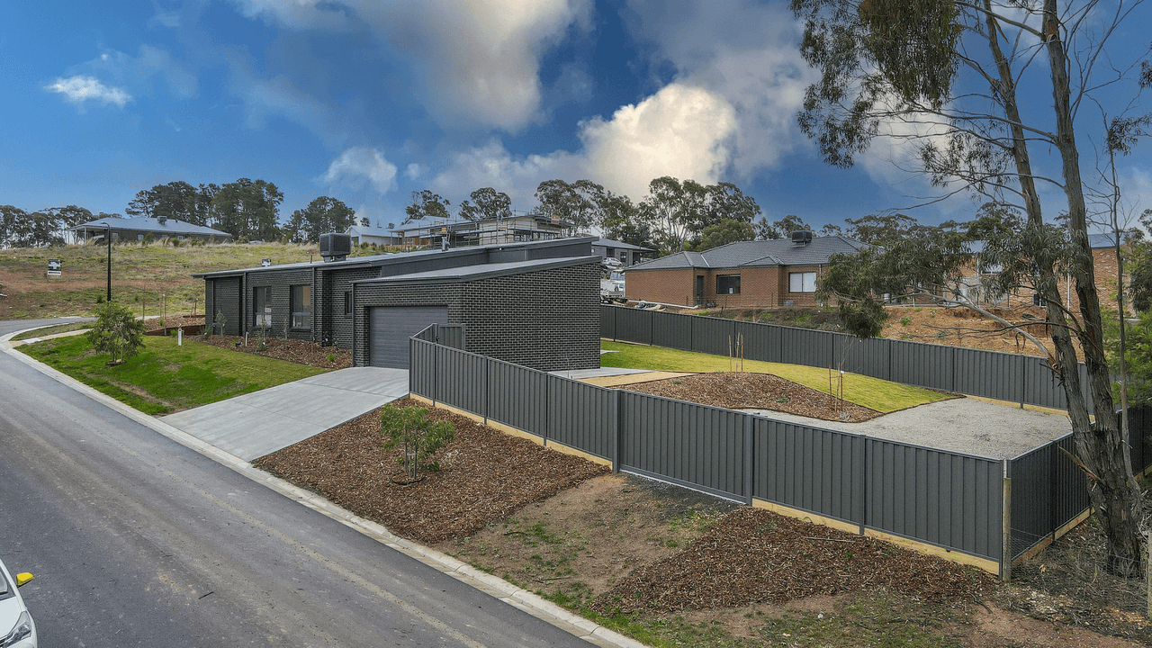 1 Hill View Court, MCKENZIE HILL, VIC 3451