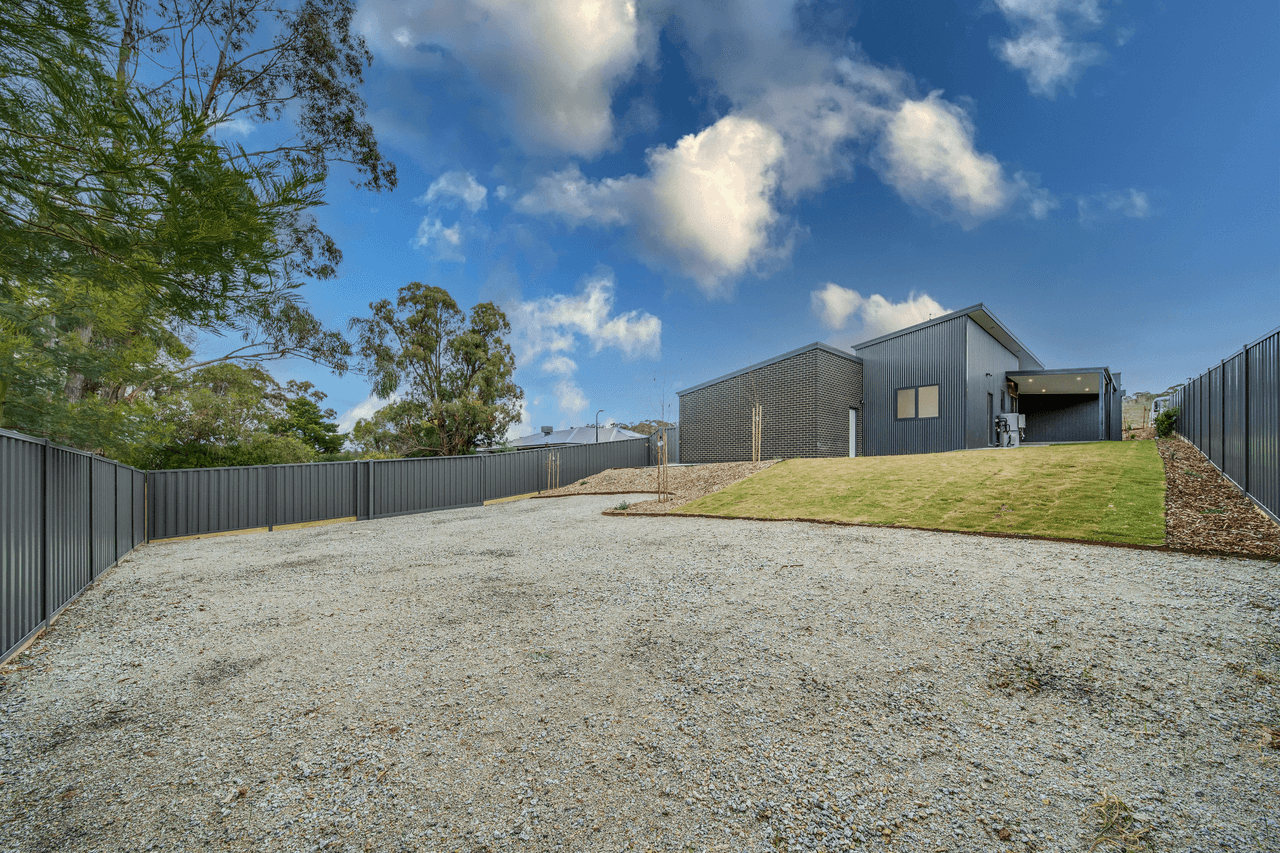 1 Hill View Court, MCKENZIE HILL, VIC 3451