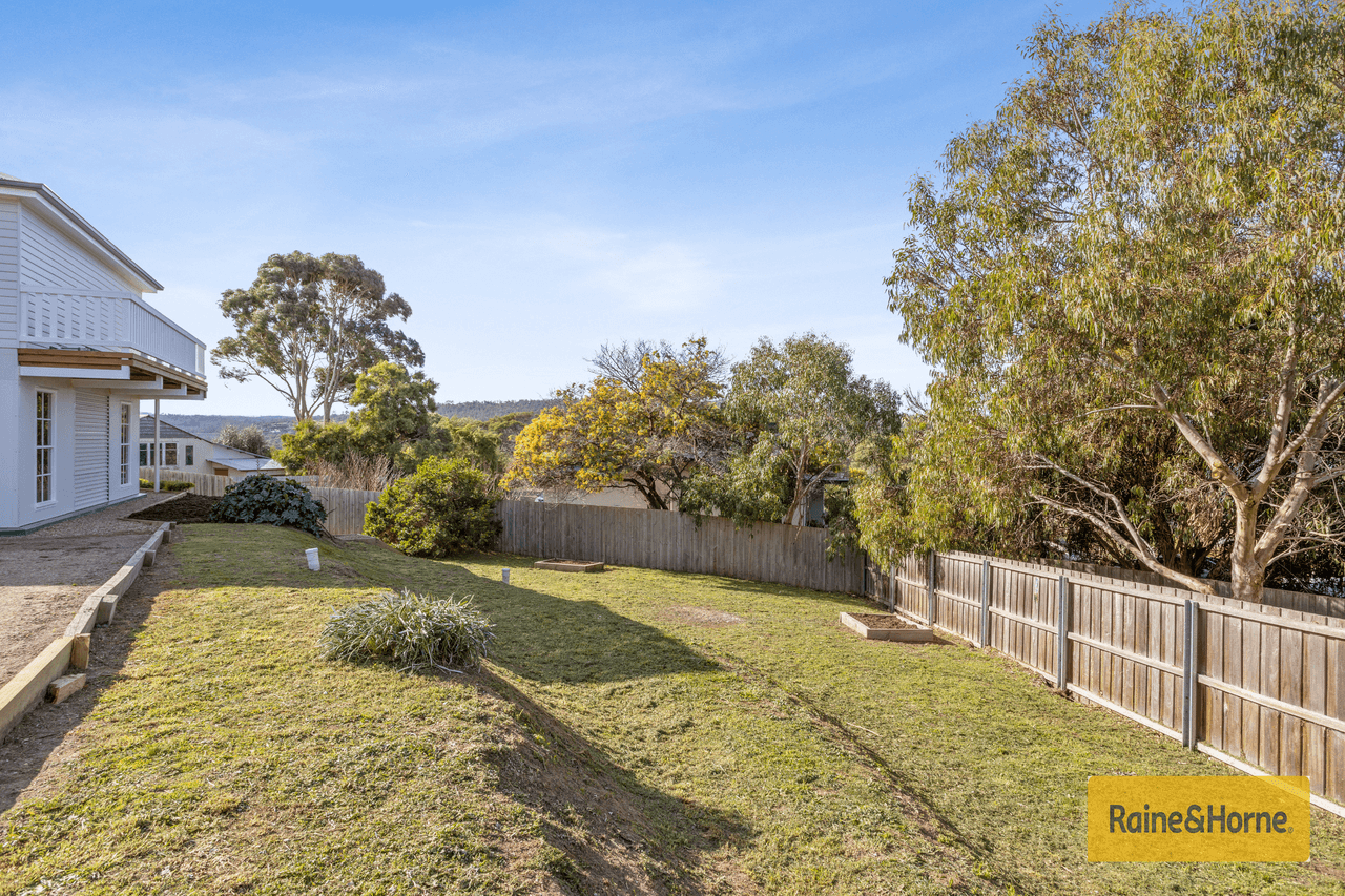 4 Hilltop Place, DODGES FERRY, TAS 7173