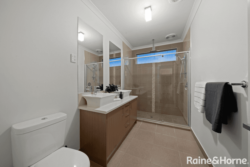 14 Marine Parade, CAROLINE SPRINGS, VIC 3023