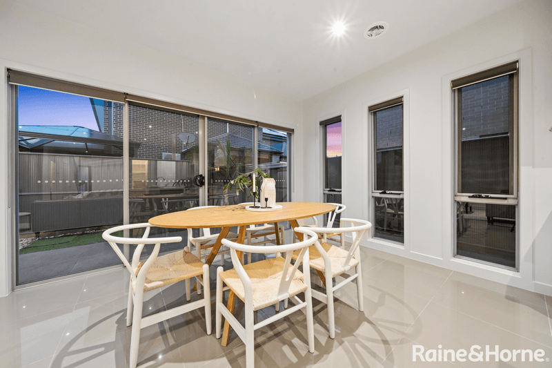 14 Marine Parade, CAROLINE SPRINGS, VIC 3023