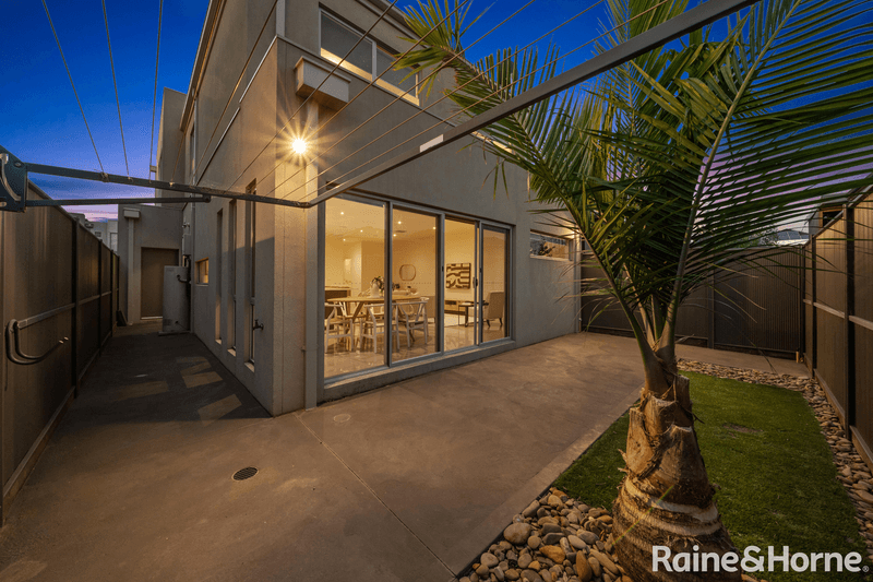 14 Marine Parade, CAROLINE SPRINGS, VIC 3023