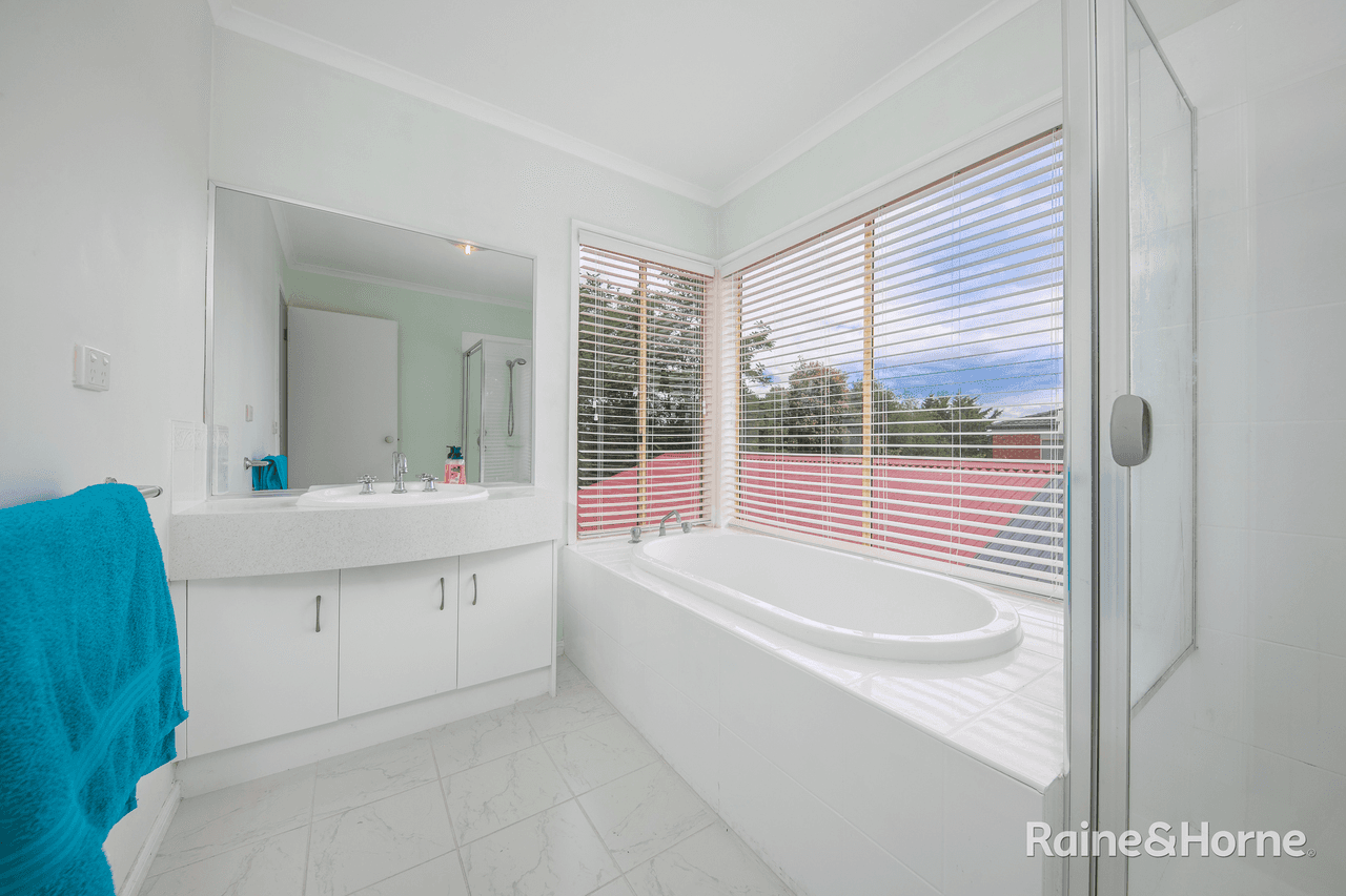 42 The Avenue, SUNBURY, VIC 3429