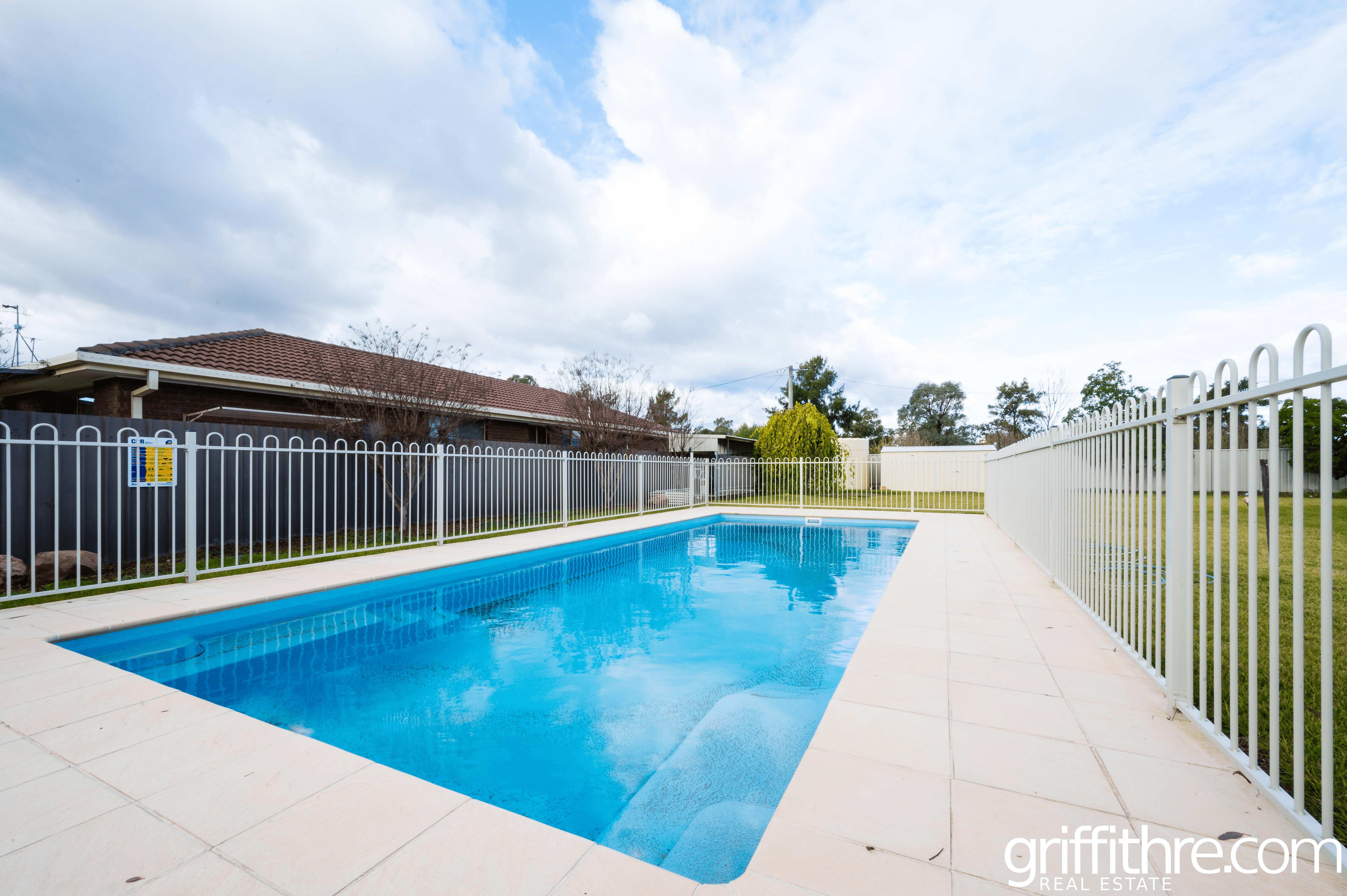 10 Brooks Crescent, DARLINGTON POINT, NSW 2706