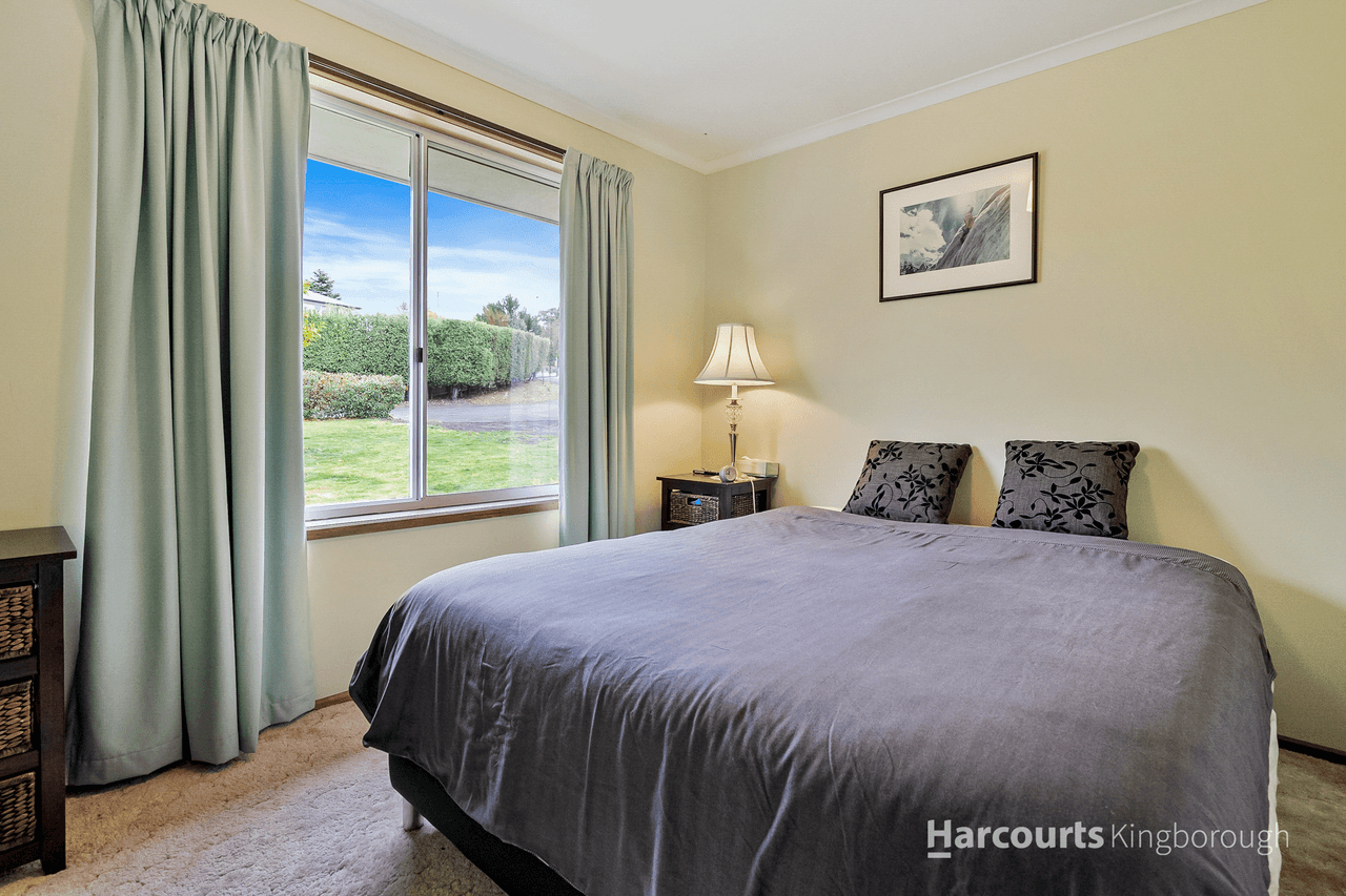 33 Burwood Drive, BLACKMANS BAY, TAS 7052