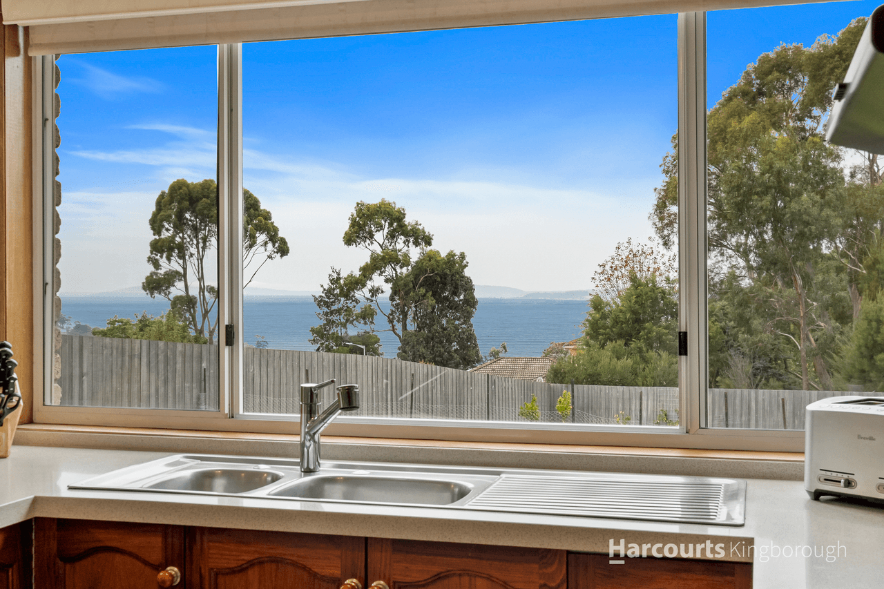 33 Burwood Drive, BLACKMANS BAY, TAS 7052