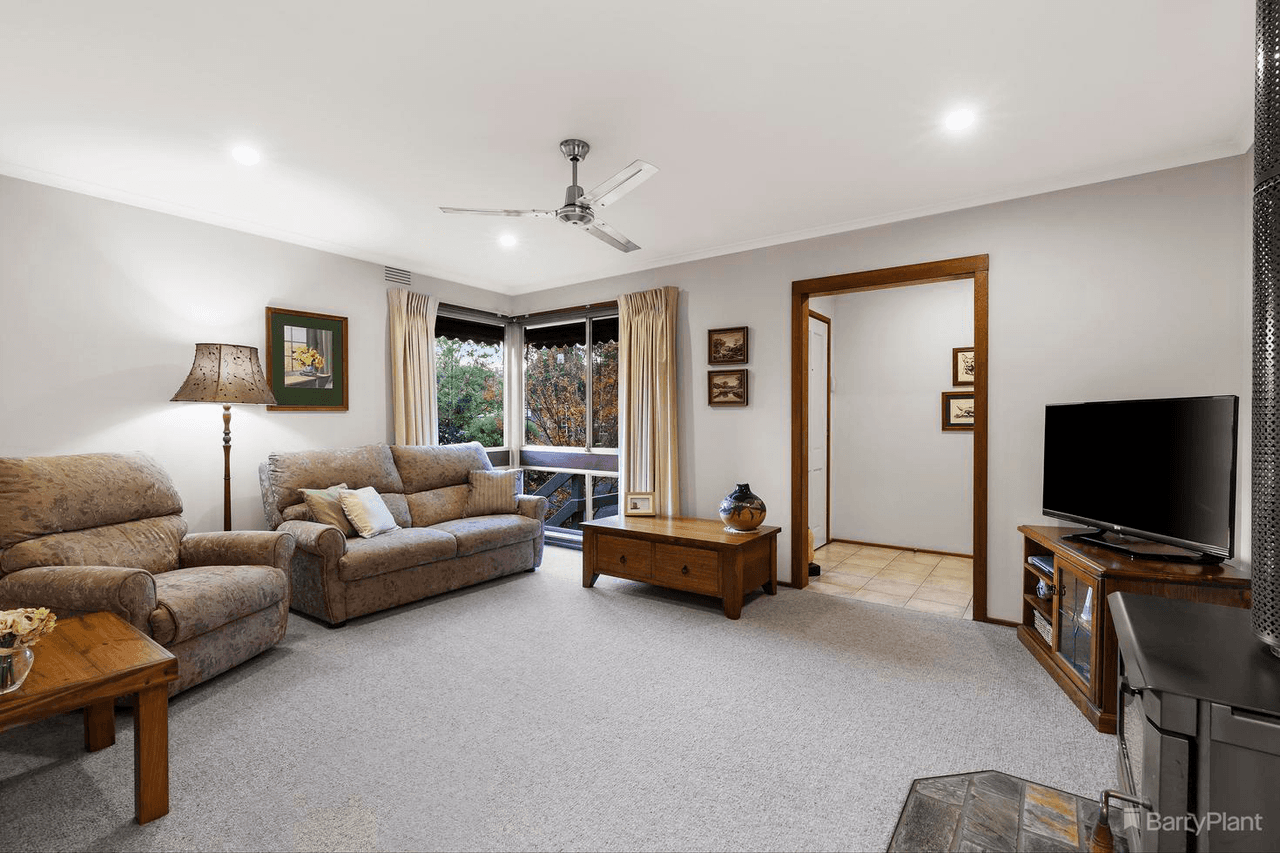 18 Melville Drive, GREENSBOROUGH, VIC 3088