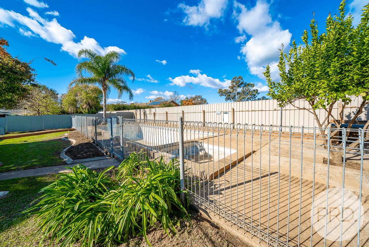 10 Norfolk Avenue, LAKE ALBERT, NSW 2650