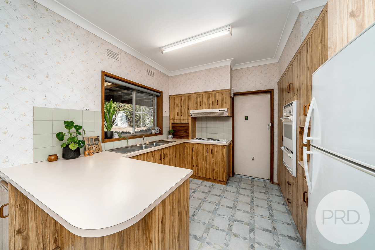 10 Norfolk Avenue, LAKE ALBERT, NSW 2650