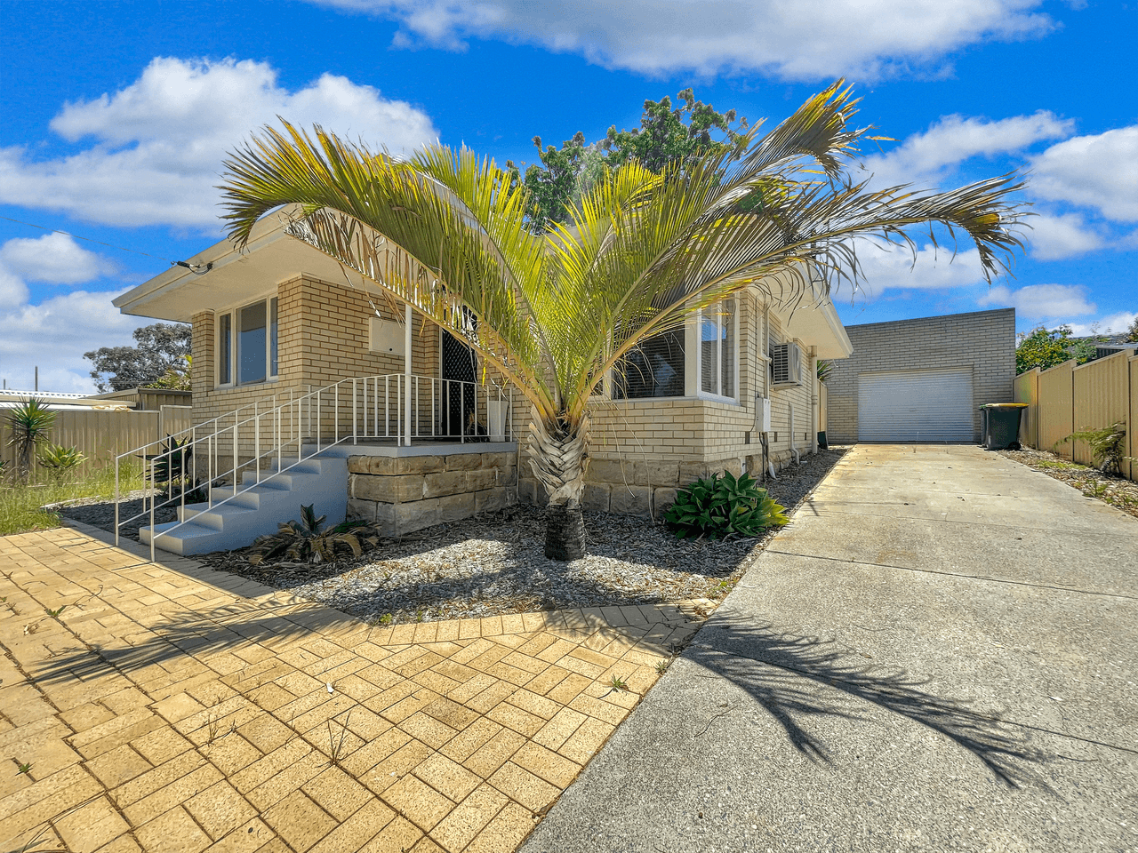 40 Brecknock Way, GIRRAWHEEN, WA 6064