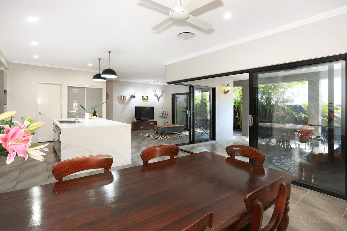 15 Leeside Place, HOPE ISLAND, QLD 4212