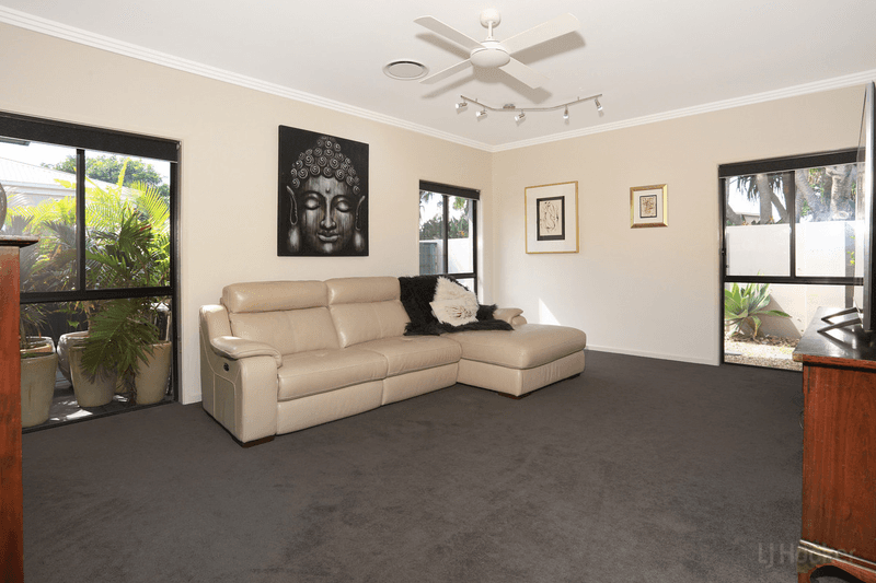 15 Leeside Place, HOPE ISLAND, QLD 4212