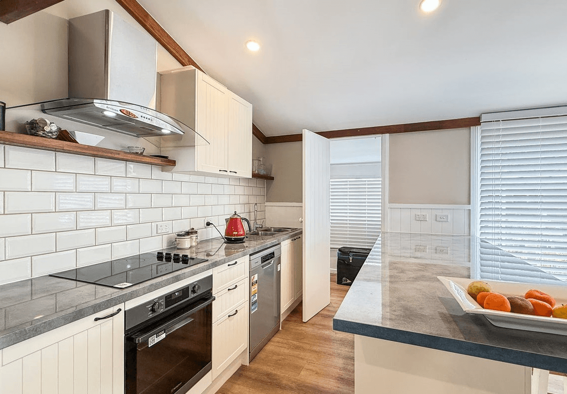 3 Leslie Street, RUSSELL ISLAND, QLD 4184