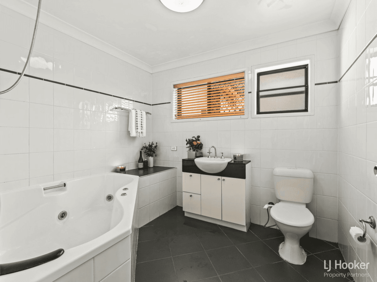 11 Jacqueline Avenue, SPRINGWOOD, QLD 4127