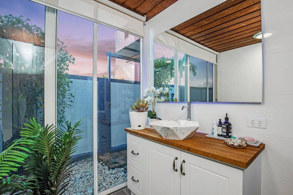 9 Lergessner Street, BIGGERA WATERS, QLD 4216