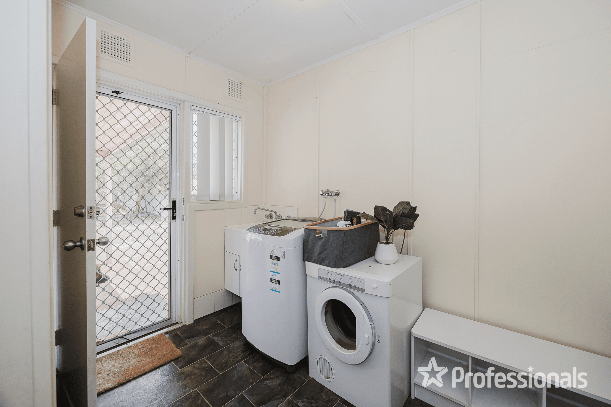 35 Rochford Way, GIRRAWHEEN, WA 6064