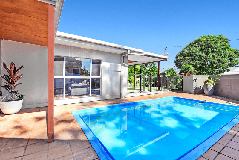 54 Brindisi Avenue, Isle Of Capri, QLD 4217