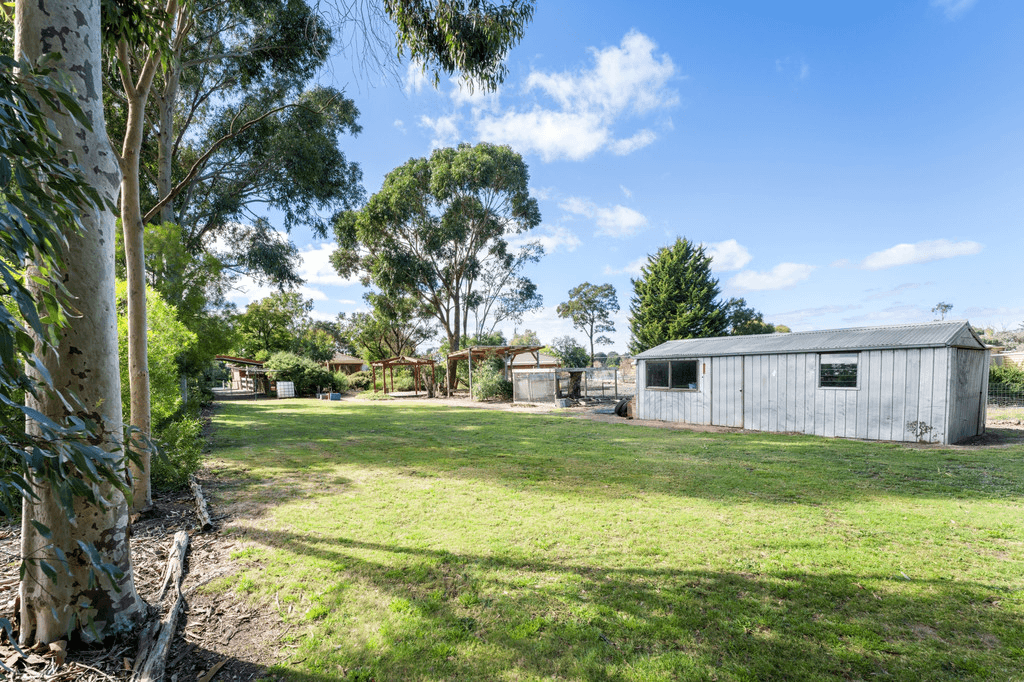 8 Metcalfe Drive, ROMSEY, VIC 3434