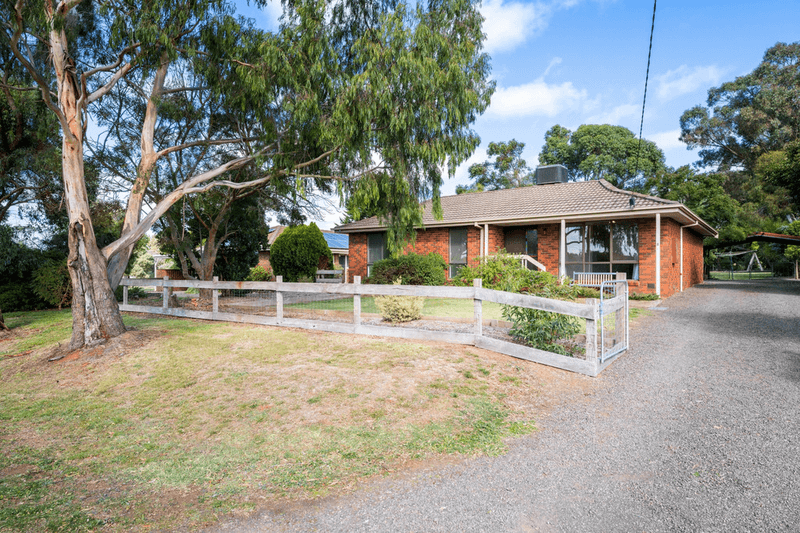 8 Metcalfe Drive, ROMSEY, VIC 3434