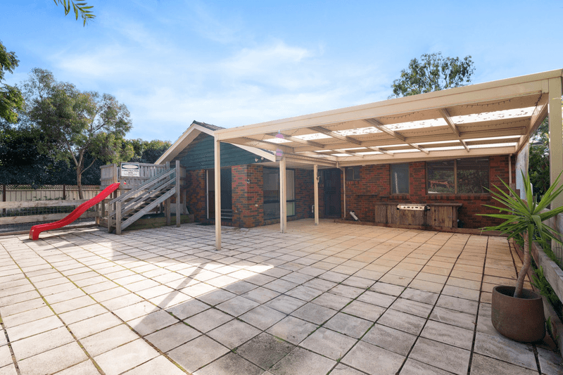 8 Metcalfe Drive, ROMSEY, VIC 3434