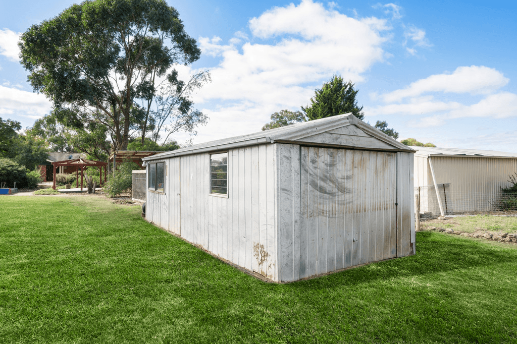 8 Metcalfe Drive, ROMSEY, VIC 3434