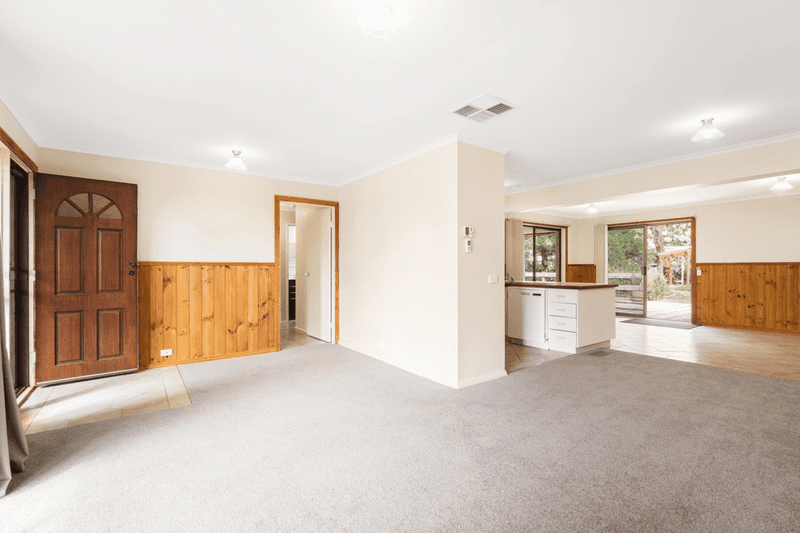 8 Metcalfe Drive, ROMSEY, VIC 3434