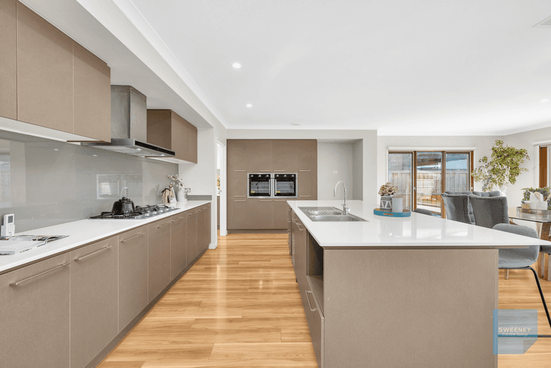 16 Carmine Circuit, BURNSIDE, VIC 3023