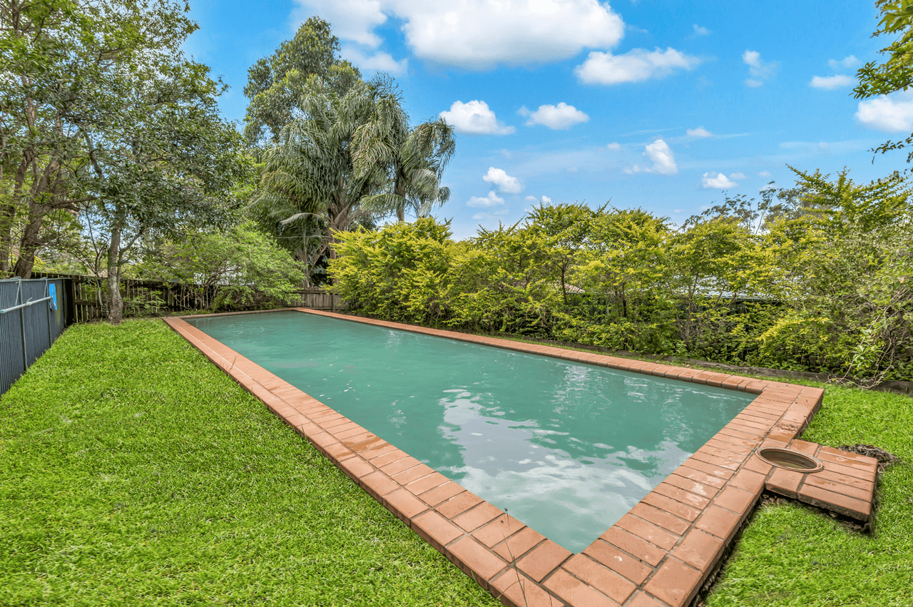 5 Maralinga Dr, ASHMORE, QLD 4214