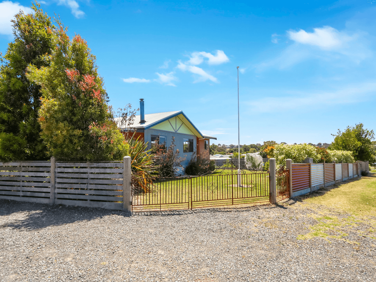 4 Cluster Court, NEWLANDS ARM, VIC 3875