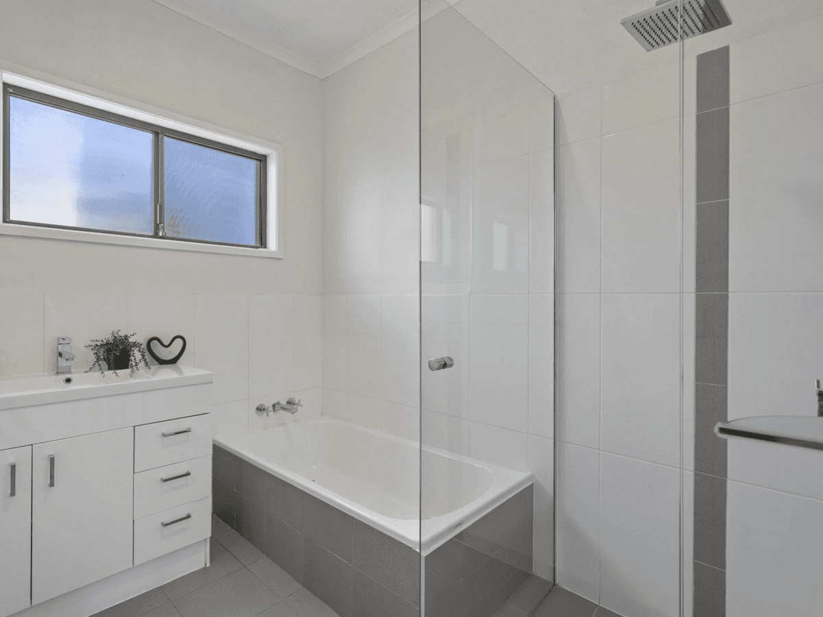 10 Eildon Place, HELENSVALE, QLD 4212