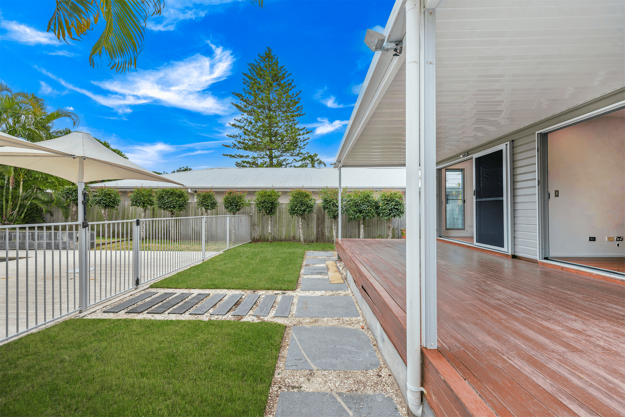 28 Vernon Avenue, LABRADOR, QLD 4215