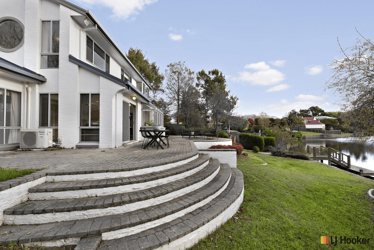 17 Lakeview Gardens, JERRABOMBERRA, NSW 2619