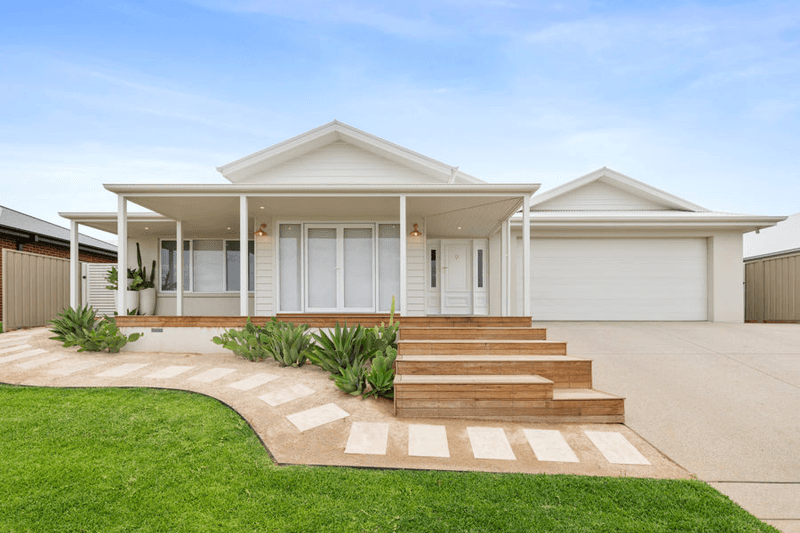 9 GASNIER LOOP, BOOROOMA, NSW 2650