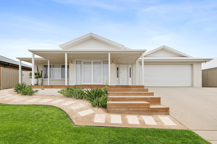 9 GASNIER LOOP, BOOROOMA, NSW 2650