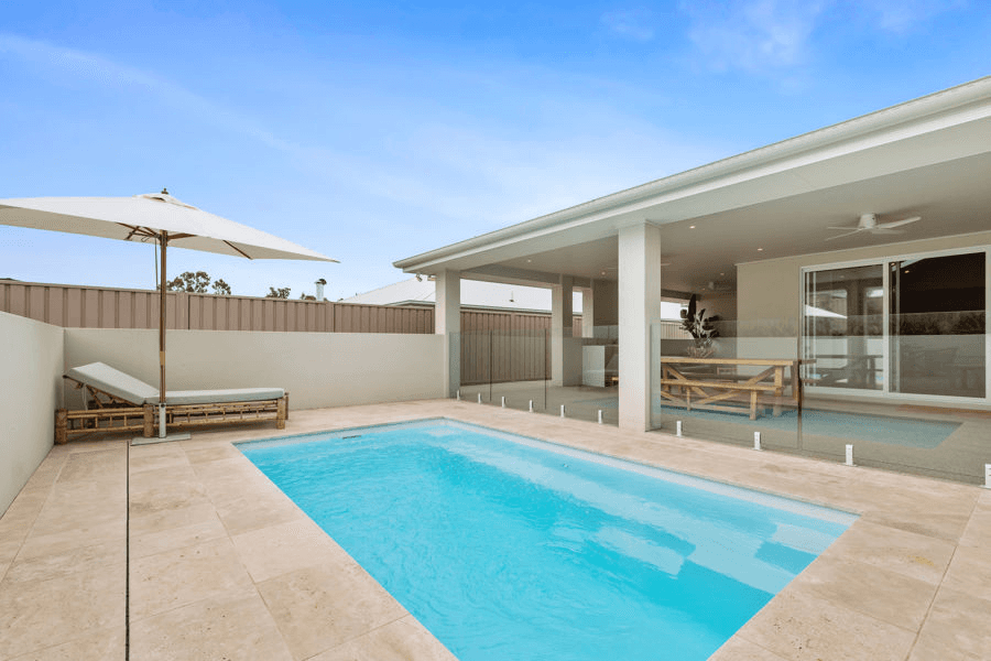 9 GASNIER LOOP, BOOROOMA, NSW 2650