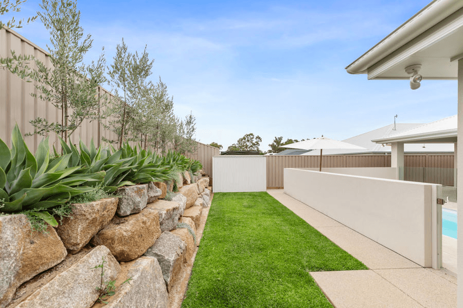 9 GASNIER LOOP, BOOROOMA, NSW 2650