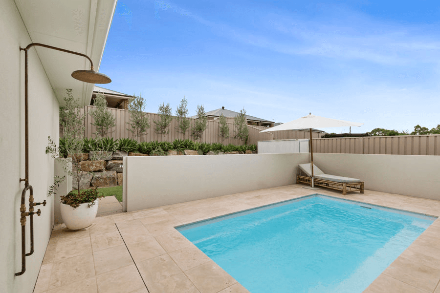 9 GASNIER LOOP, BOOROOMA, NSW 2650