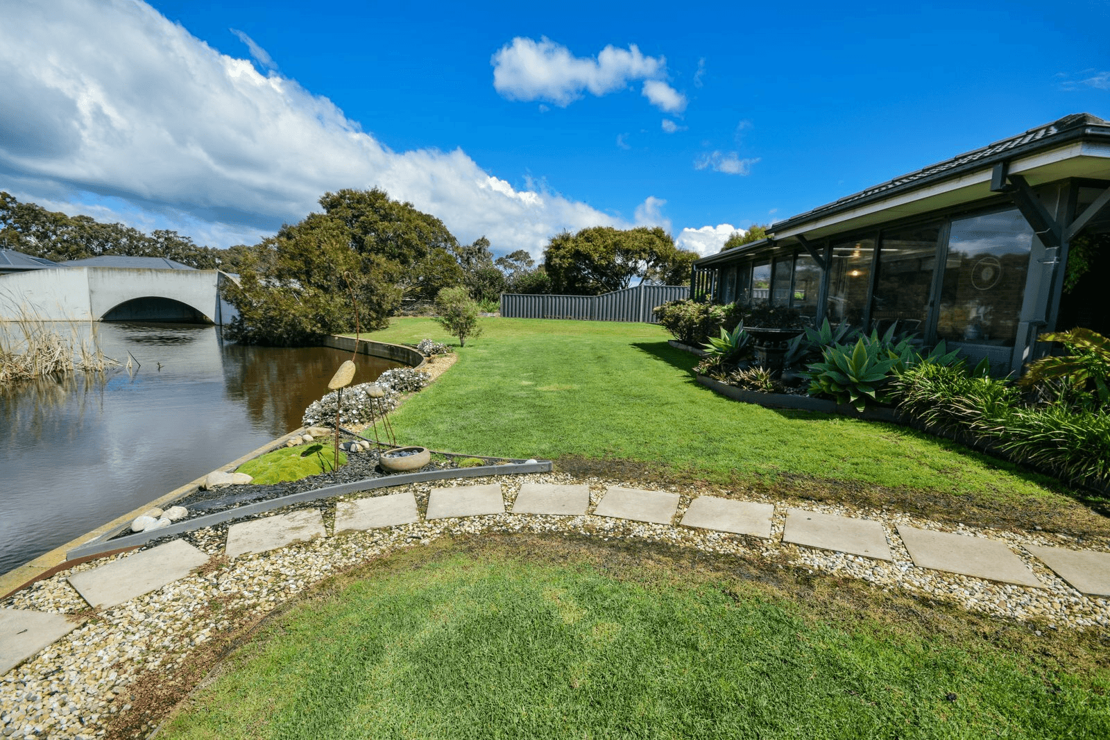 2 Jacaranda Dr, Paynesville, VIC 3880