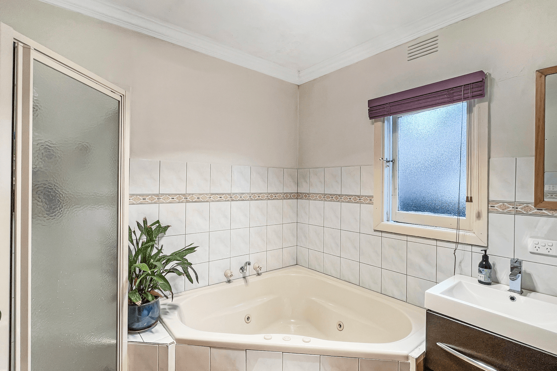 18 Daleglen Street, Reservoir, VIC 3073