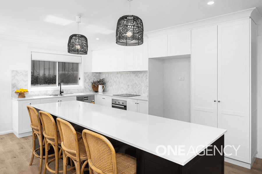 43 BARTON AVENUE, LLOYD, NSW 2650