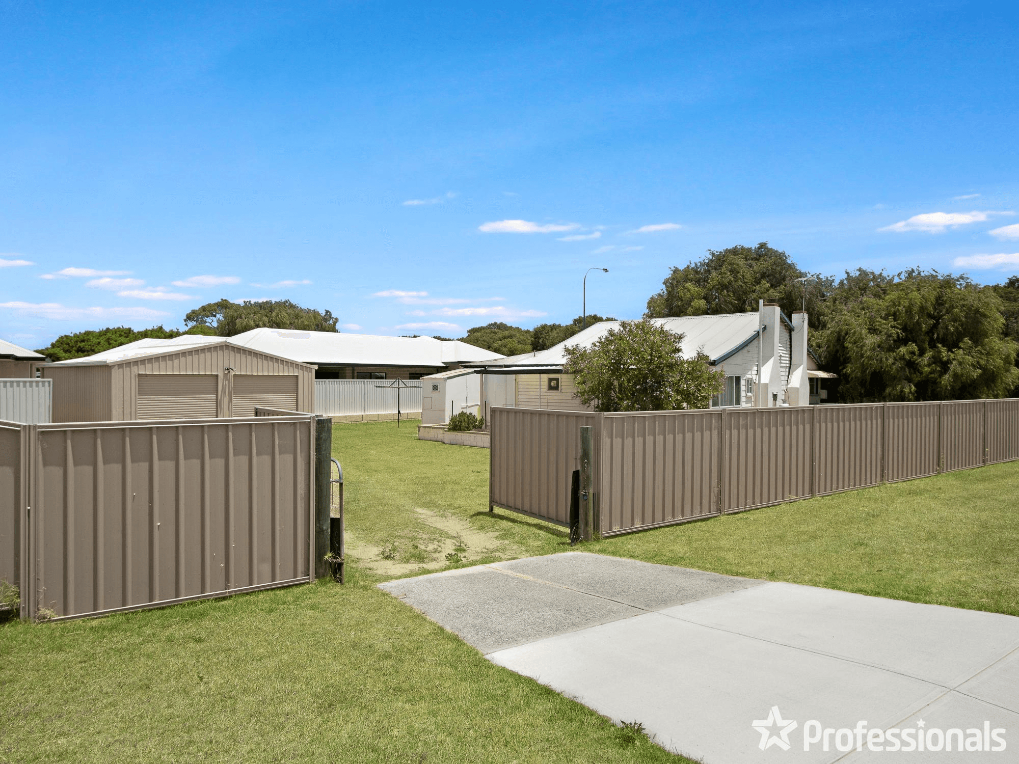 8 Safety Bay Road, ROCKINGHAM, WA 6168