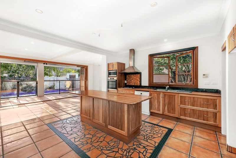 6 St Andrews Avenue, Isle Of Capri, QLD 4217