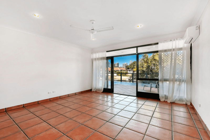 6 St Andrews Avenue, Isle Of Capri, QLD 4217